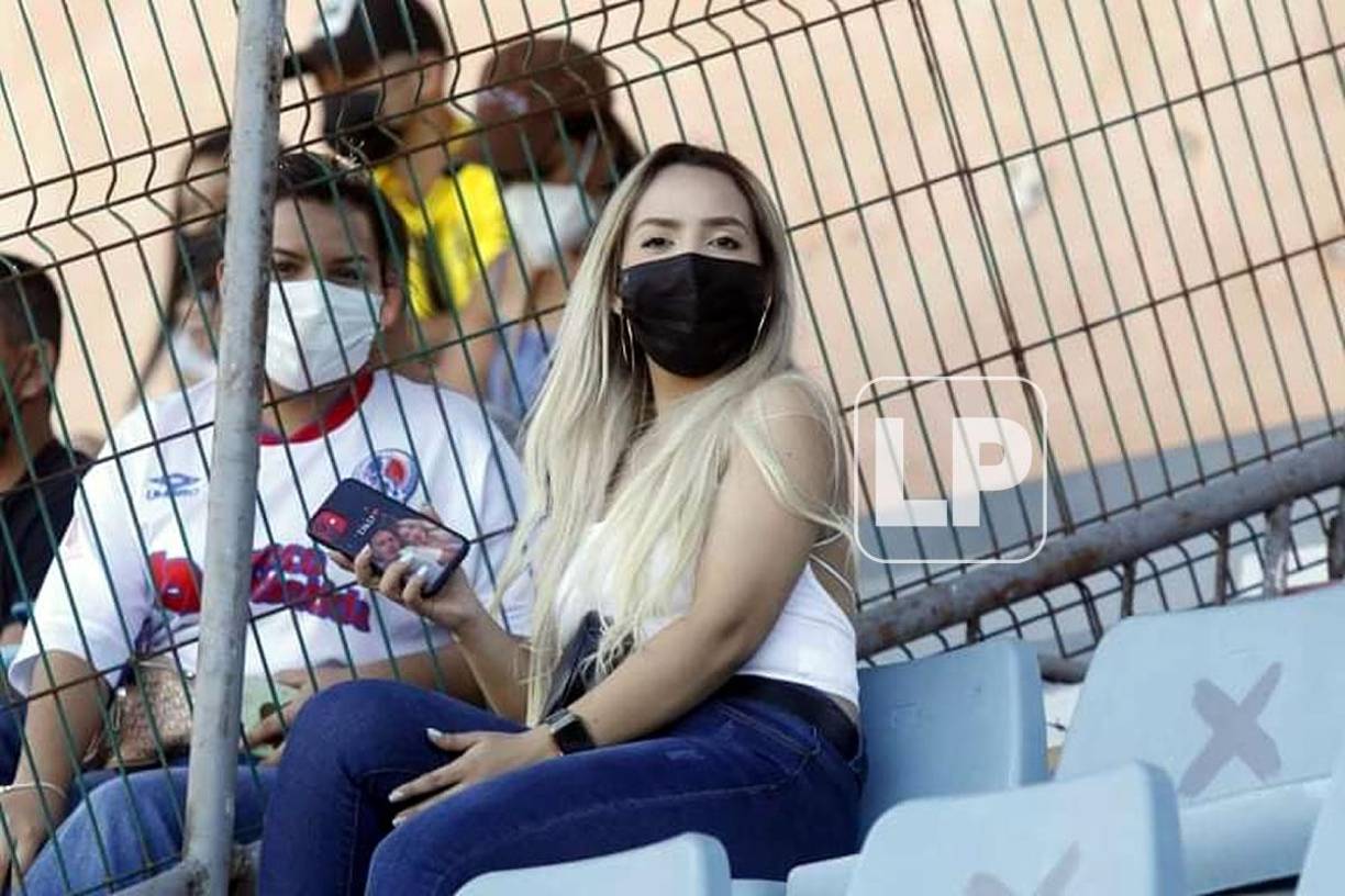 Esta guapa rubia robó miradas en el sector de silla del estadio Ceibeño durante el clásico.