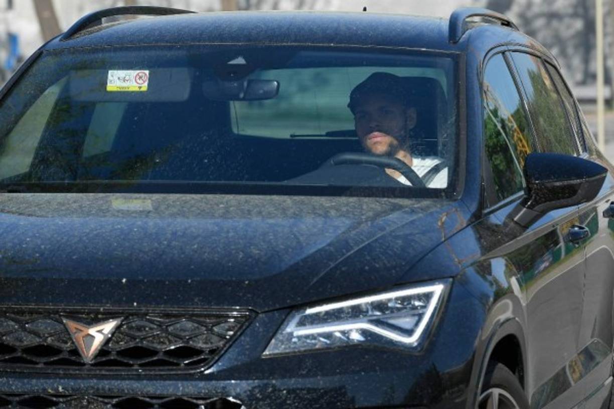 El delantero danés Martin Braithwaite del Barcelona a su llegada para someterse a las pruebas del coronavirus.