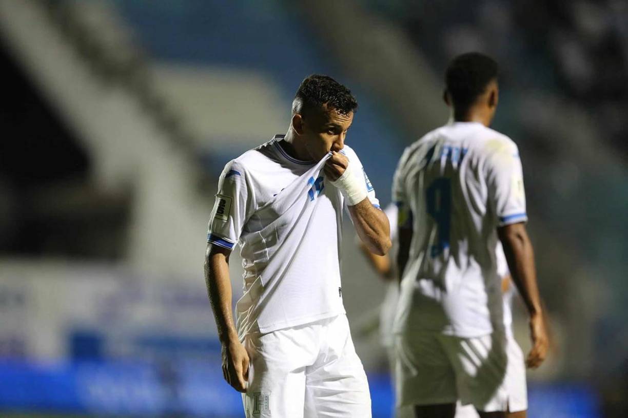 Edwin Rodríguez besando el escudo de la Selección de Honduras.