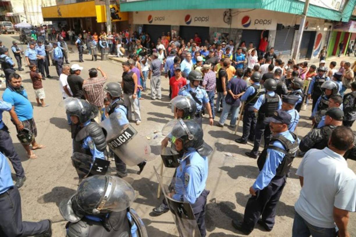 El centro de San Pedro Sula fue resguardado por la protesta de los vendedores desalojados en la madrugada de la 2 avenida.