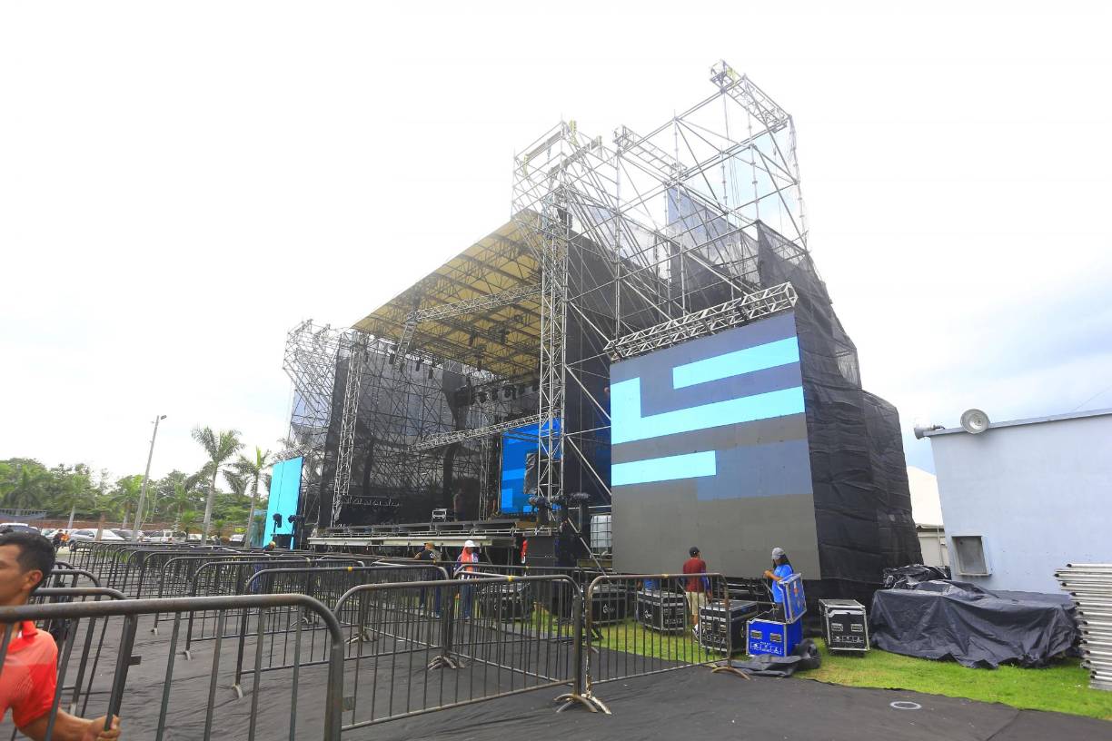 La tecnología utilizada para el montaje ha sido de primer nivel, garantizando un show inigualable en para los asistentes. Dos pantallas, una en cada lado, figuran en la izquierda y derecha del escenario. Además, habrán dos al interior del mismo. 