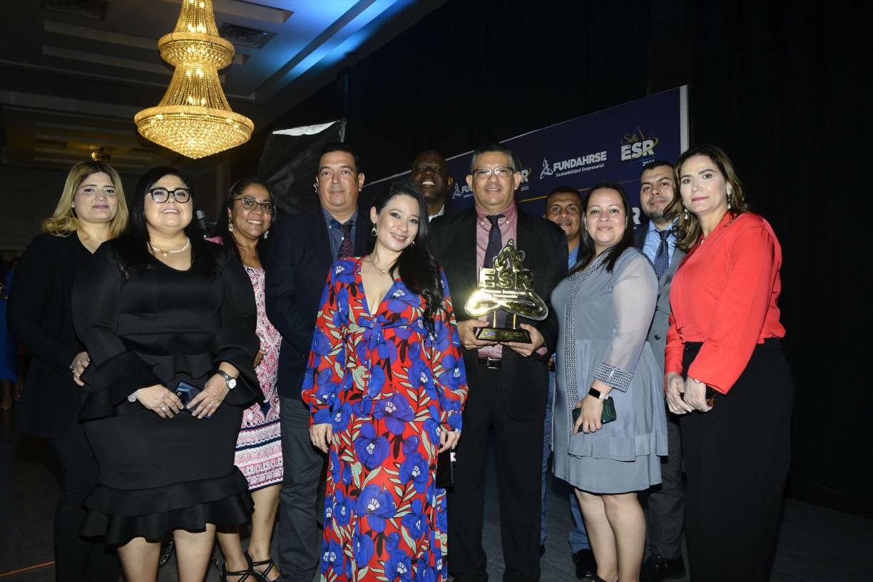 El equipo de Farmacias Kielsa con su reconocimiento Sello Fundahrse 2023. 