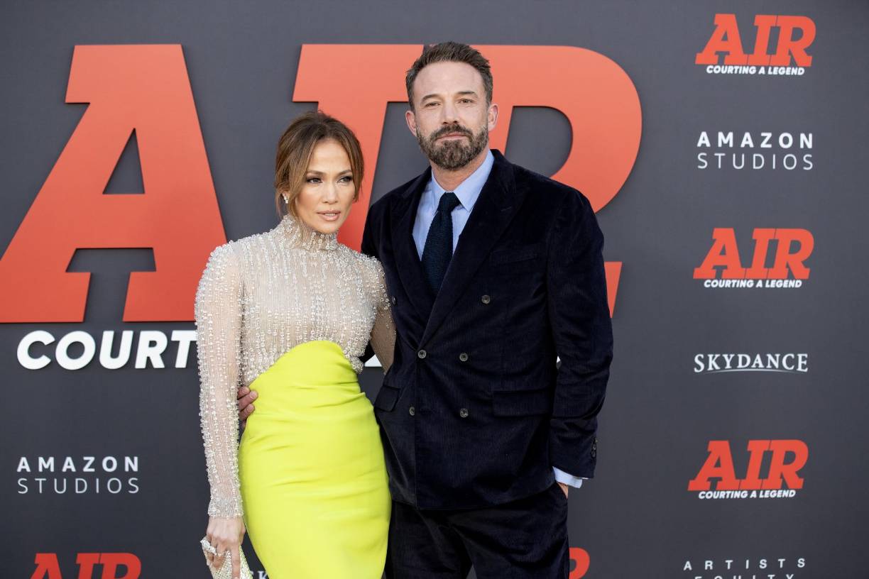 Durante la noche del estreno, Jennifer López se robó todas las miradas, vistiendo un diseño de Antonio Grimaldi que parece haber sido creado especialmente para la Diva del Bronx.