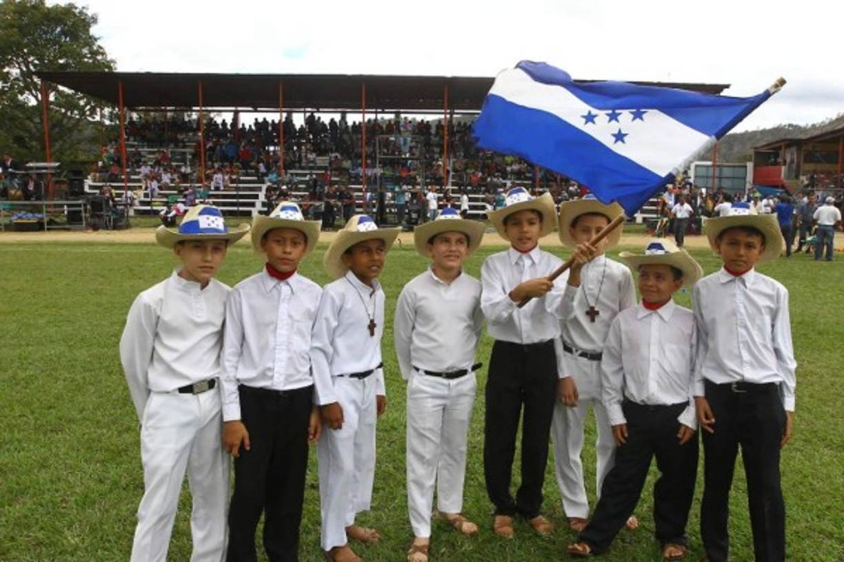 Real Madrid's Spanish defender Alvaro Odriozola (3L) celebrates after scoring a goal during the Spanish King's Cup football match between UD Melilla and Real Madrid CF at the Alvarez Claro municipal stadium in the autonomous city of Melilla on October 31, 2018. (Photo by JORGE GUERRERO / AFP)