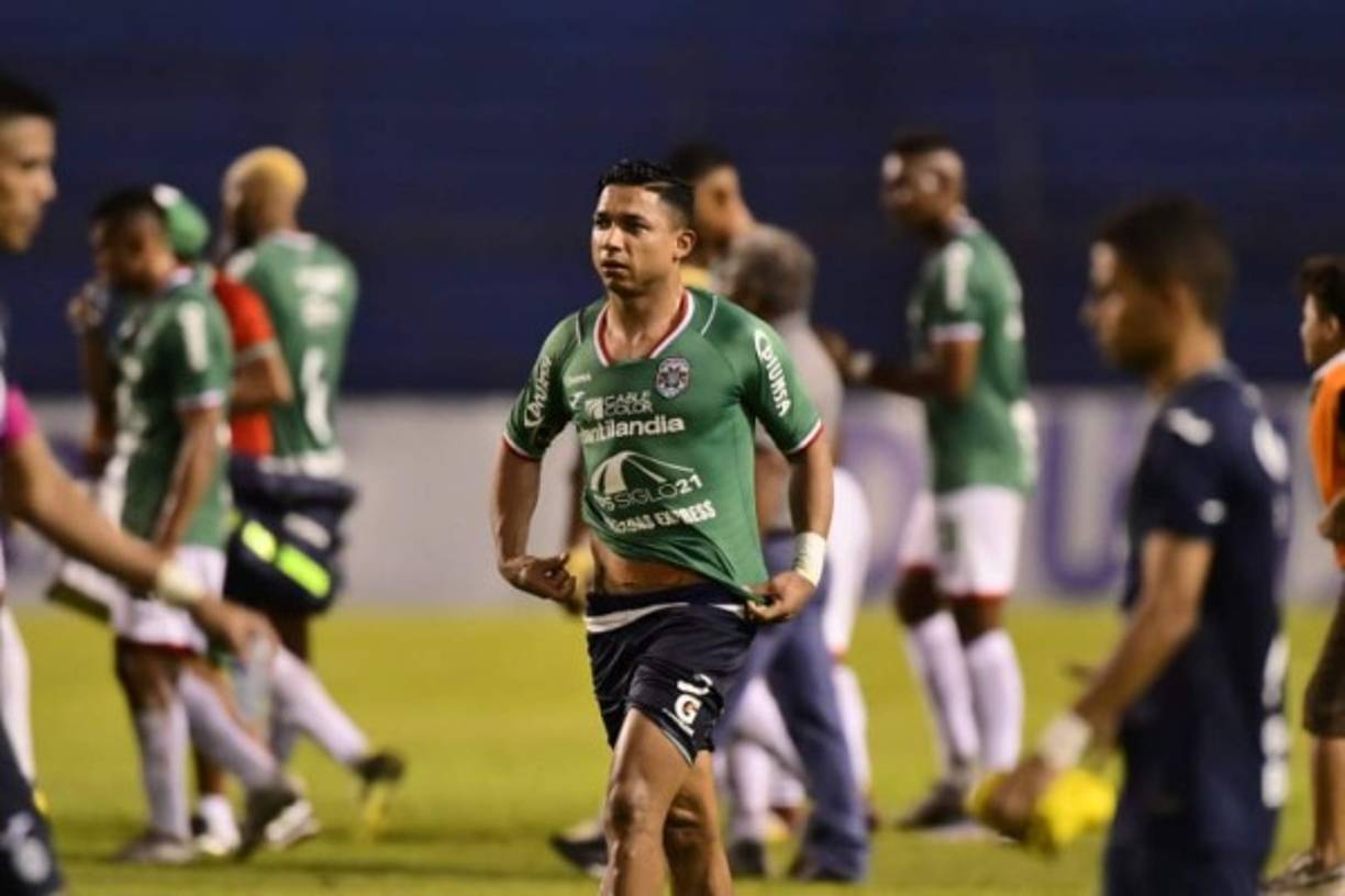 Emilio Izaguirre se puso la camiseta del Marathón al final del partido.
