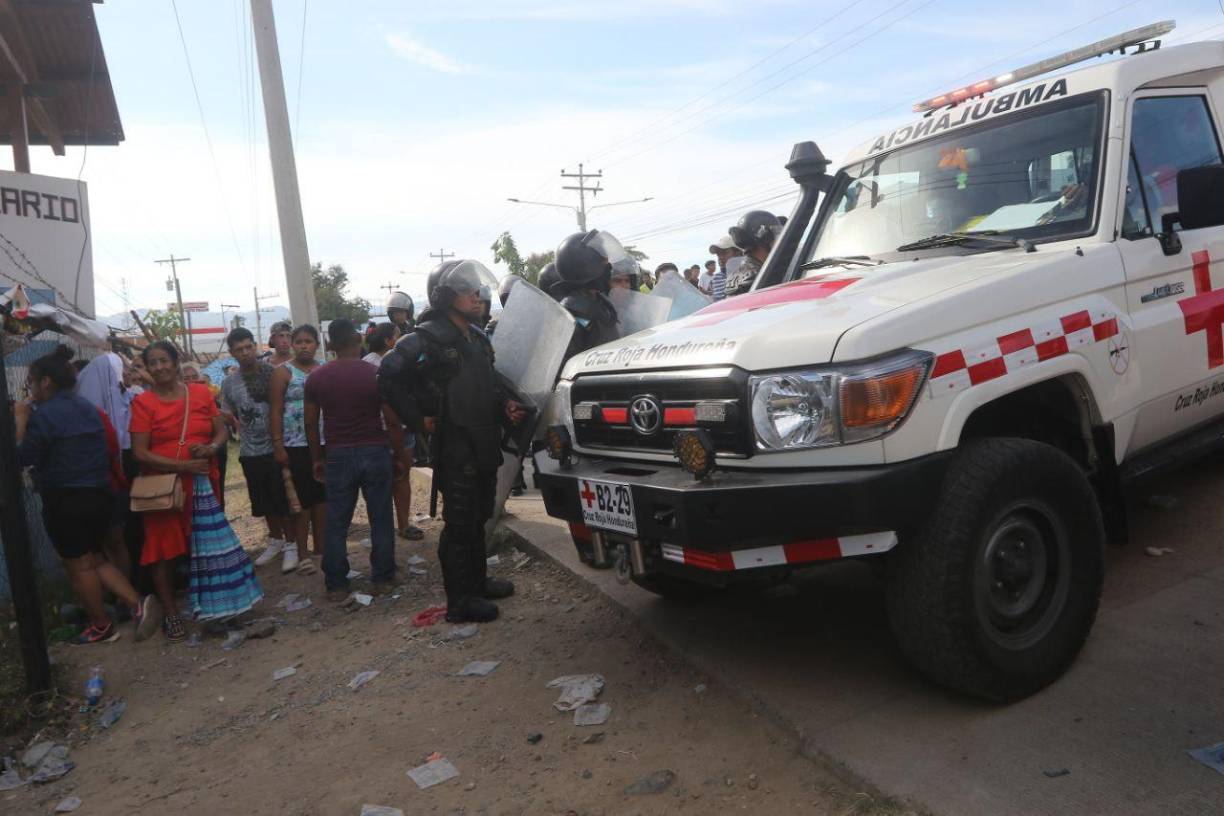 En el suelo están las machas de sangres son el marcado enfrentamiento entre familiares y supuestos policías. 