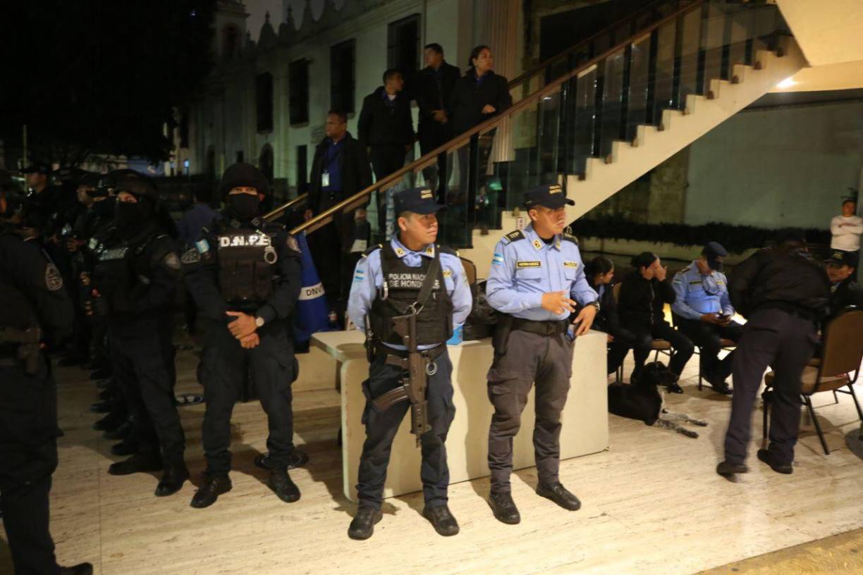 “Esta es la agenda de Libre, una agenda radical para instalar el socialismo, hoy es 31 de octubre y se vence el plazo de sesiones ordinarias y como congresistas tenemos que legislar”, aseveró el diputado nacionalista Eder Mejía.