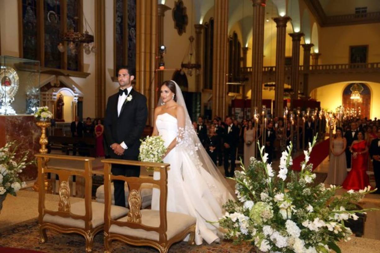 El pasillo central de la basílica fue engalanado con altos portavelas. Los novios lucieron impecables ante el altar y la santa madre de Honduras.