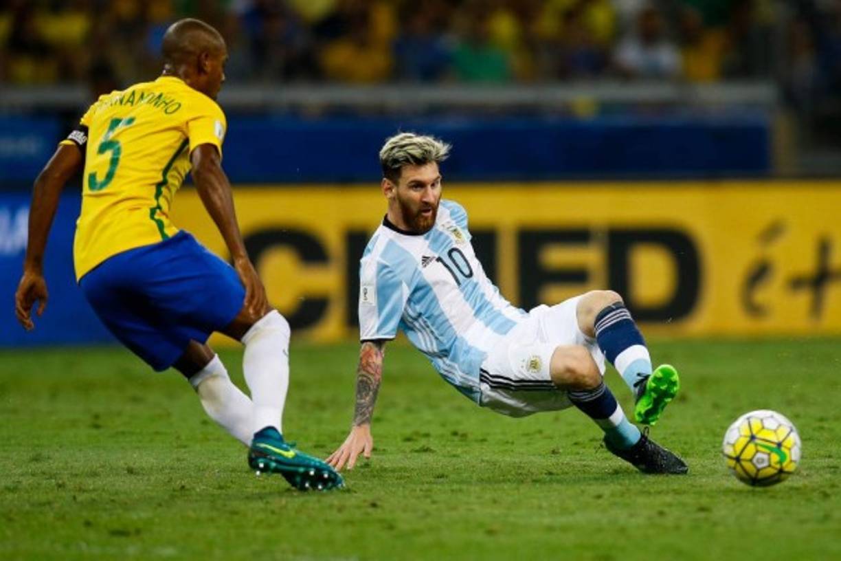 Argentina de la mano de Messi no levanta cabeza y fueron goleados 3-0 a manos de Brasil la noche del jueves. En estos momentos se encuentran fuera del Mundial de Rusia 2018.