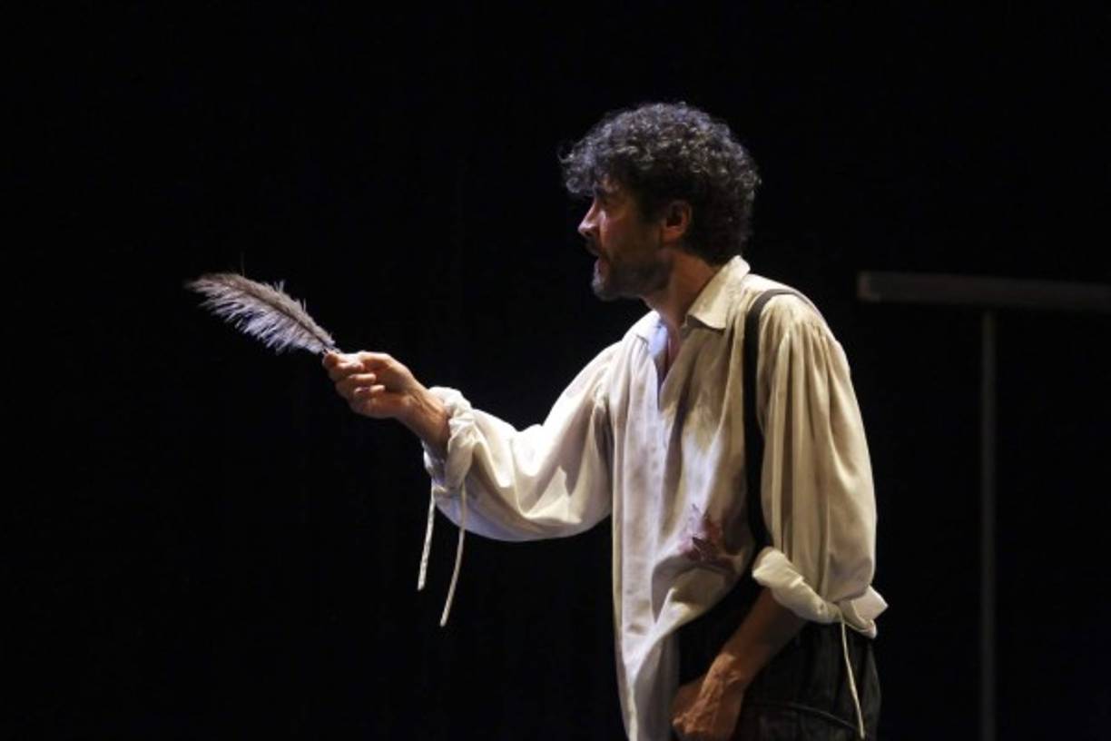 El actor hondureño José Manuel Seda durante su presentación como Cervantes en la obra 'Los Espejos de Don Quijote'. EFE