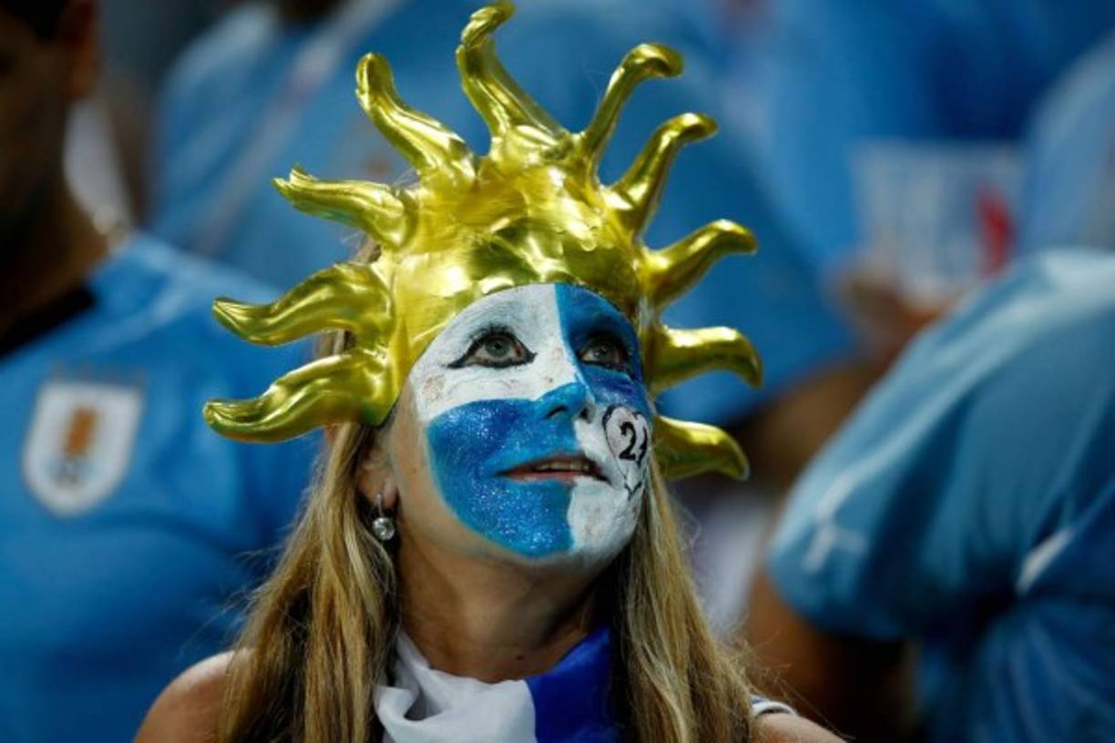 Una aficionada uruguaya llegó disfrazada al estadio Olímpico de Sochi.