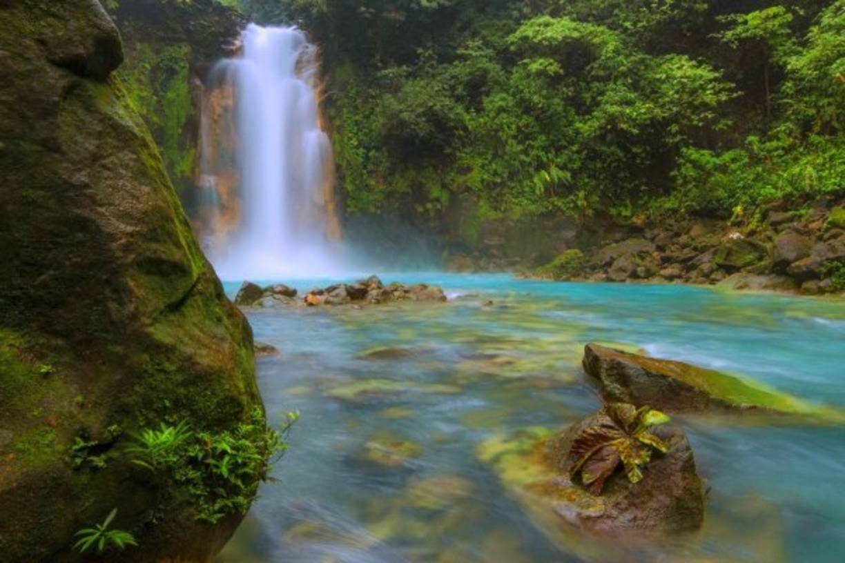 Río Celeste: Situado en Costa Rica, en una zona de difícil acceso, lo que hace a este río uno de los lugares más increíbles del mundo, es el color celeste de sus aguas termales, debido a la reacción química producida entre el azufre de un volcán y los minerales del río.