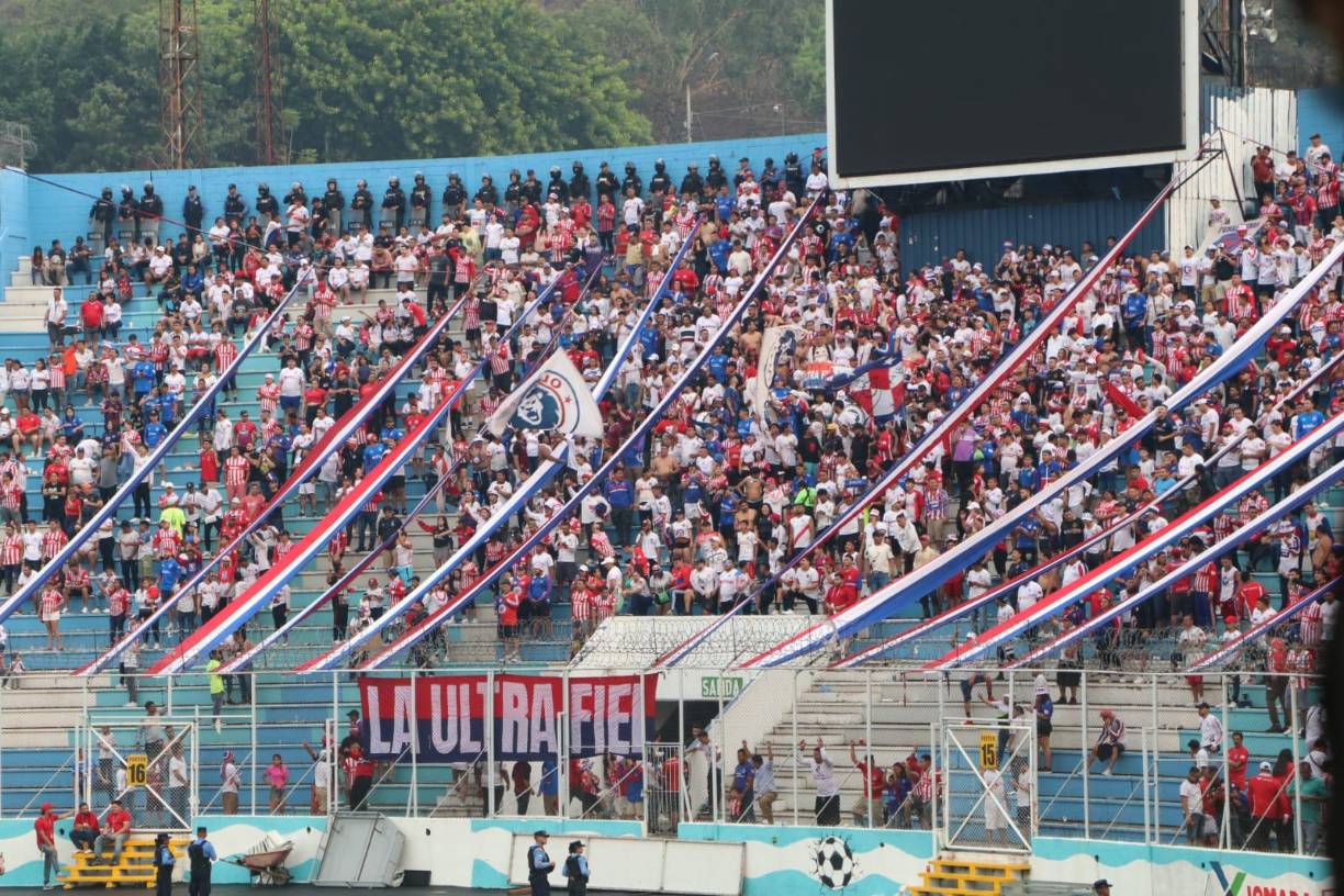 Poco a poco fueron ingresando a las graderías del Estadio Nacional para apoyar al Olimpia. 