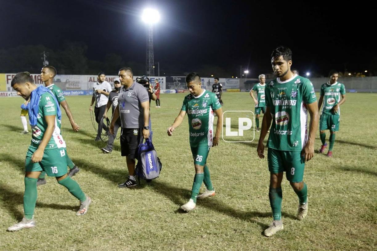 Los jugadores del Platense se fueron tristes y cabizbajos del estadio Humberto Micheletti.