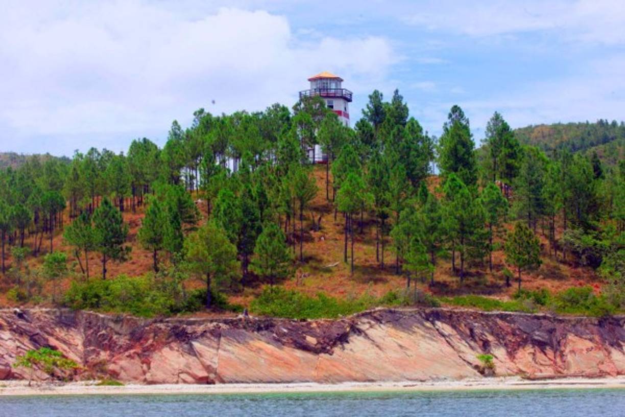 Guanaja tiene mucha historia que contarle, por ejemplo ir a la playa Soldado, ver el faro, dramatizar la llegada de Cristóbal Colón a Honduras, o simplemente sentarse a la orilla de la piscina en el ... Además, es la parte más popular de la isla por tener la mayor cantidad de establecimientos turísticos.