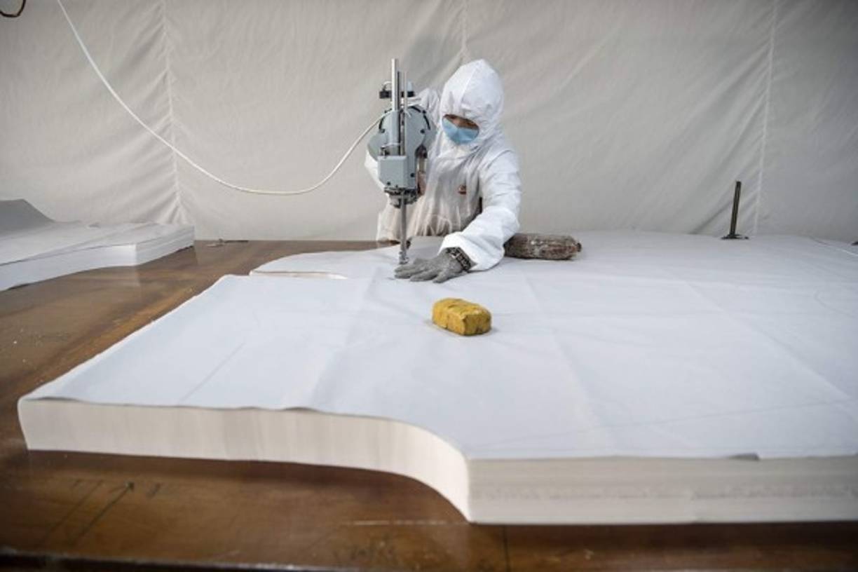 'Hemos conseguido transformar nuestra línea de producción en 60 horas', explicó en la planta Pan Yue, la presidenta de la compañía textil, que lleva una mascarilla, como todos los empleados.<br/>