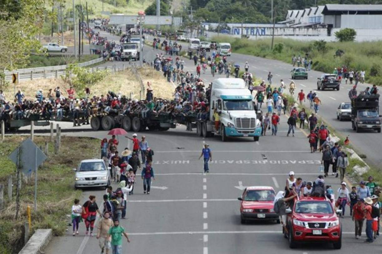 Los migrantes se montaron jubilosos sobre tráileres, camionetas para transportar ganado y automóviles, gritando '¡Sí se pudo! ¡Sí se pudo!' al pasar por la comunidad de Huehuetán, donde los vecinos se organizaron para darles comida, agua, pañales y calcetines