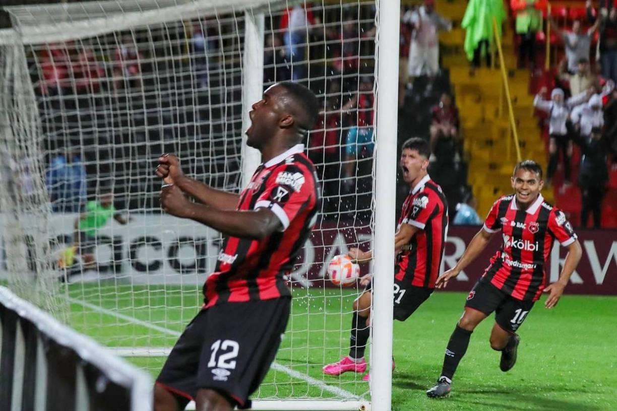 Alajuelense, campeón de la Copa Centroamericana y finalista de de la actual, también tiene posibilidades de ser uno de los posibles reemplazantes.