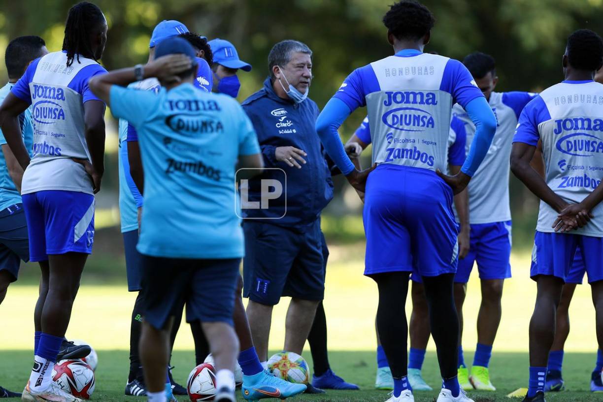 La práctica de la Bicolor comenzó con una charla de motivación de Hernán ‘Bolillo’ Gómez para los jugadores de cara al compromiso ante los canadienses.