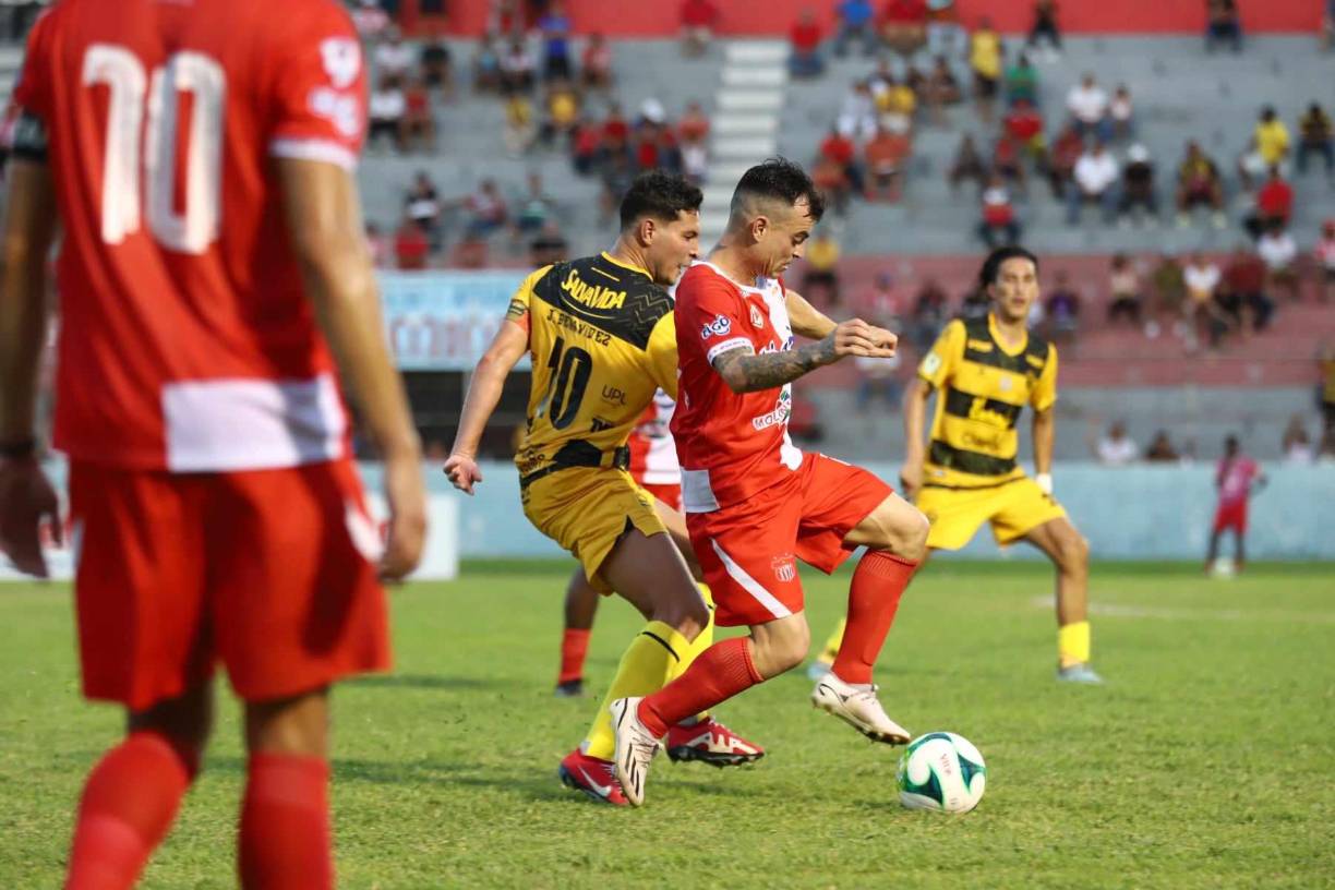 La defensa ceibeña sufría algunas combinaciones del cuadro aurinegro, pero ante la ausencia de presencia ofensiva, los sampedranos no lograban capitalizar sus acciones.