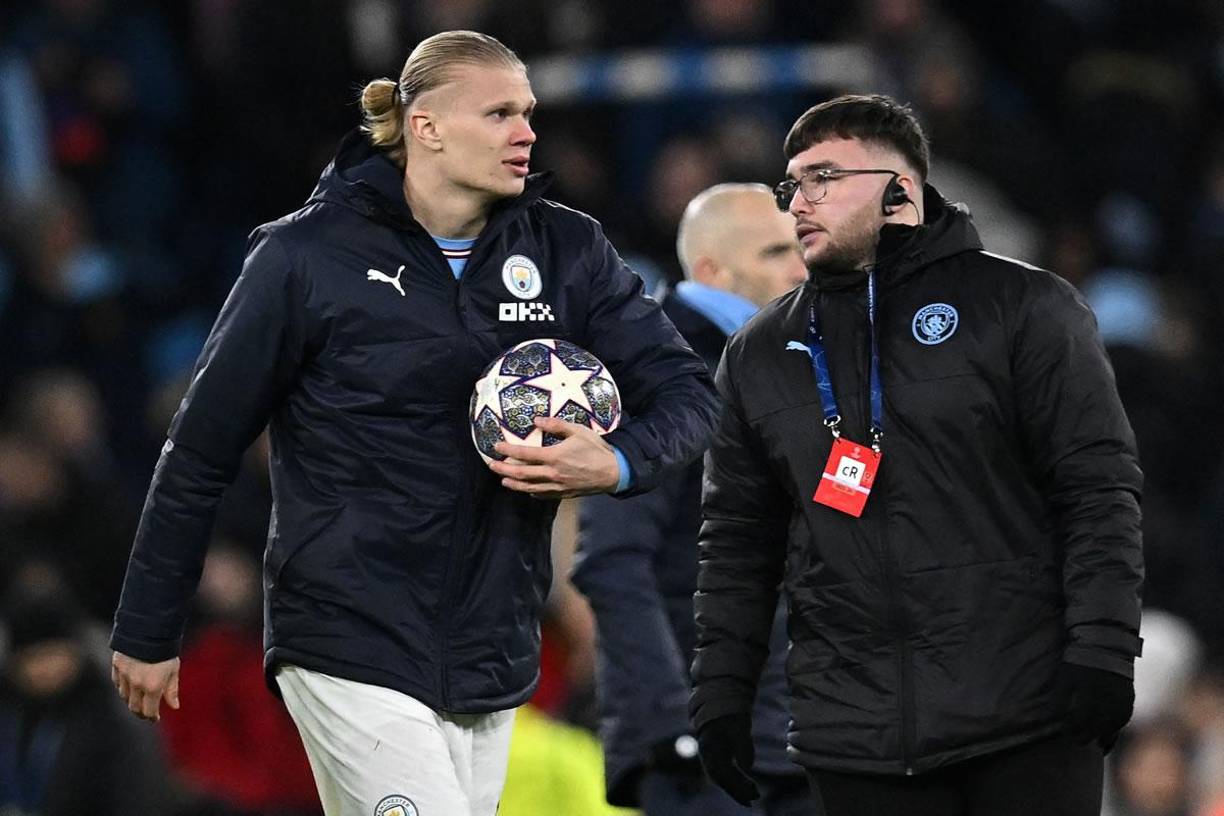Haaland se fue con el balón del partido, como manda la tradición tras marcar al menos un triplete. 