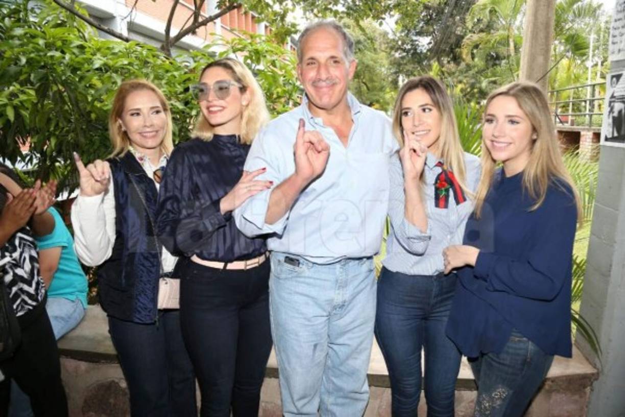 El alcalde nacionalista que busca la reelección por un segundo periodo fue acompañado por su esposa y sus tres hijas.