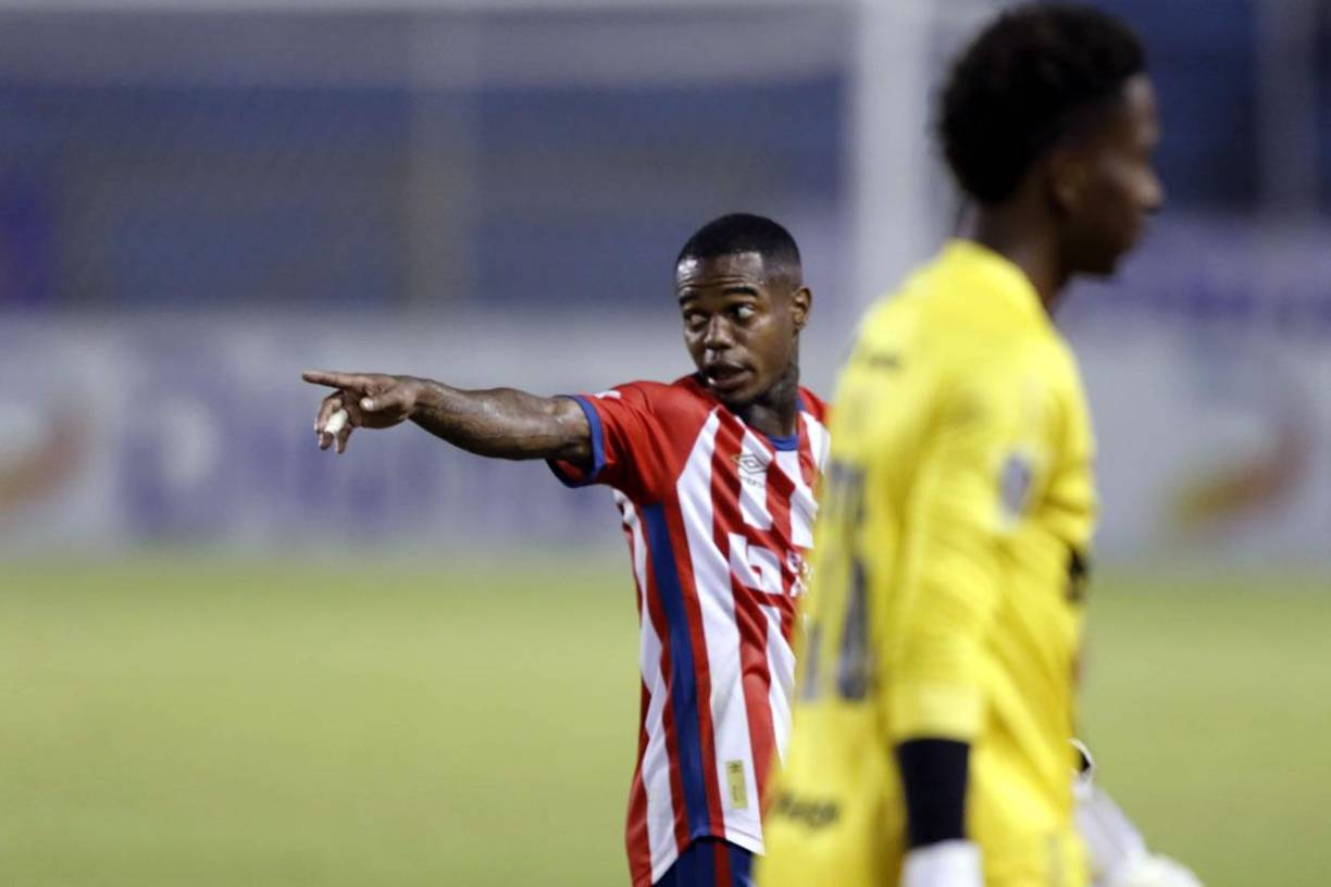 Edwin Solani Solano salió muy molesto del campo. El delantero no pudo marcar ante su ex equipo.