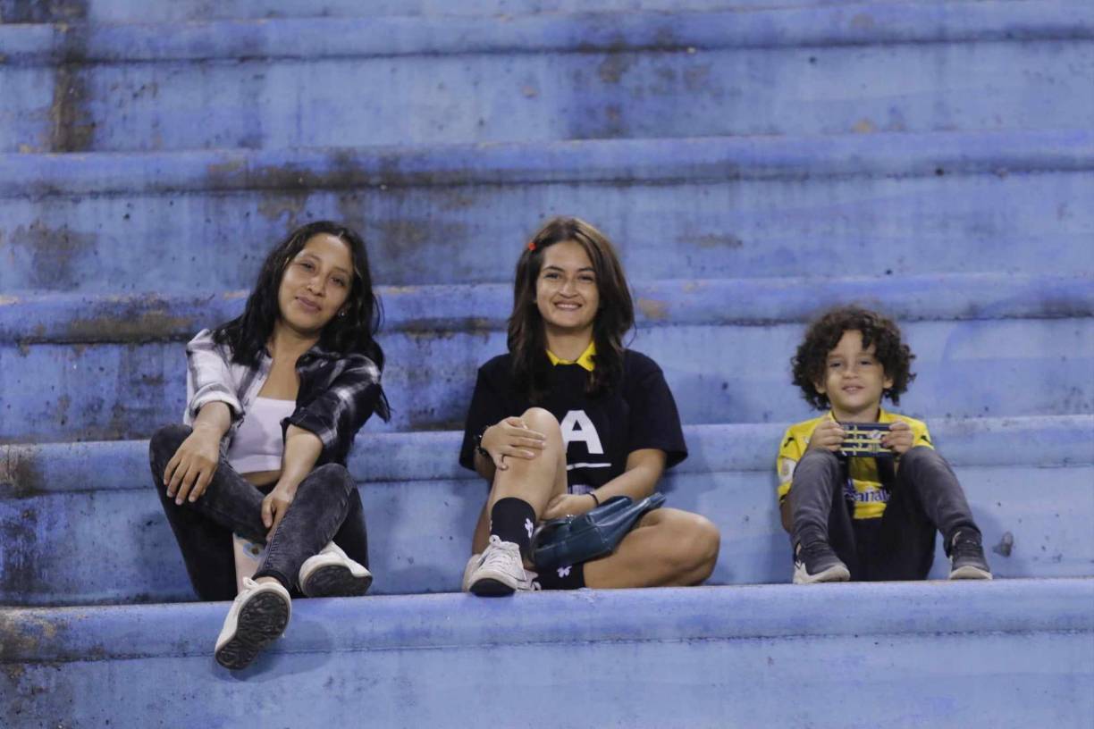 Los fieles seguidores del conjunto aurinegro se hicieron presentes en el Olímpico, pese al inusual día que se eligió para el encuentro.