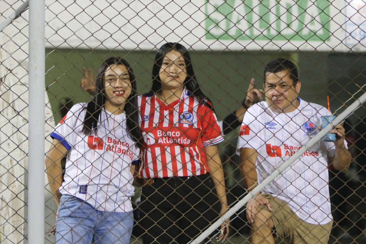 Grupo de amigos que se instalaron en el recinto deportivo de Tegucigalpa y bien vestidos con la camiseta del Olimpia.
