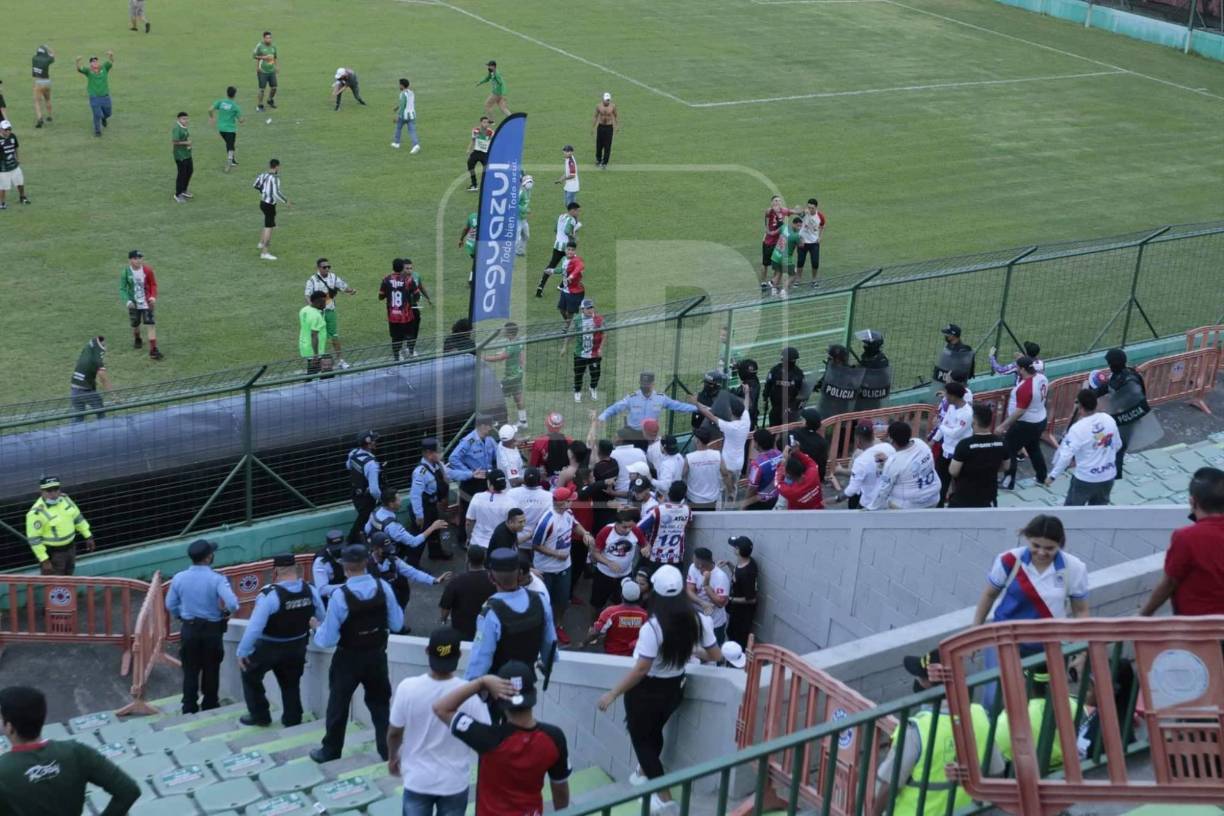 Tras el final del juego, se vivieron algunos minutos de tensión ya que la barra del Marathón y Olimpia estuvieron a punto de manchar lo que fue una linda fiesta deportiva.