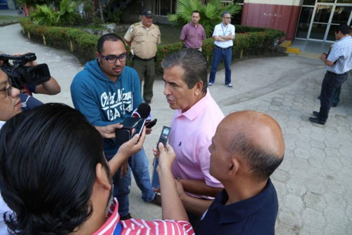 El técnico de la Selección de Honduras, Jorge Luis Pinto, junto al jefe de prensa de la Fenafuth, Edwin Banegas.