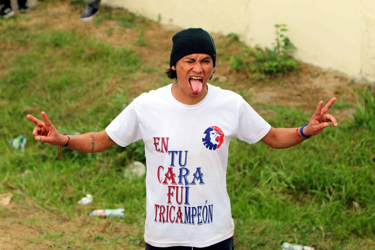 “En tu cara fui tricampeón”, con esta camiseta se acordó este aficionado del Olimpia del Motagua, burlándose de haber ganados el tricampeonato el año pasado.