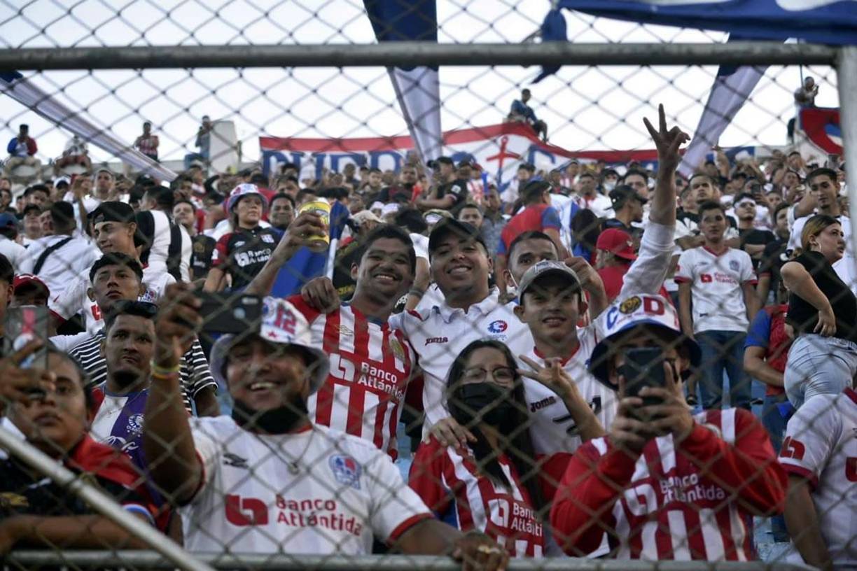 Una gran fiesta armaron los aficionados del Olimpia en el estadio Morazán.