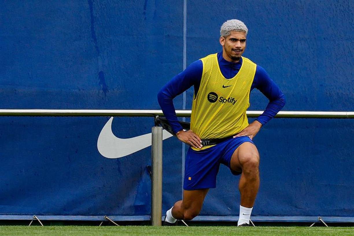 Lateral derecho: Araujo, el central uruguayo cambiará los papeles con Koundé y jugará de lateral derecho para cortar los ataques de Vinicius.