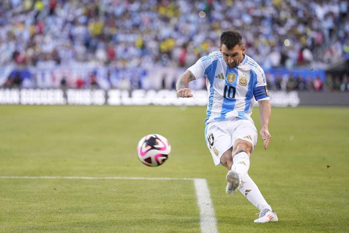 “Es fundamental que jueguen. Estos seis partidos fueron muy seguidos después de la Copa América. Nos inclinamos por mantener la base que nos dio la alegría de la copa y no hubo tiempo para llamar a otros jugadores, pero a partir de ahora necesitamos que todos estén jugando y, basándonos en eso, decidiremos según el nivel futbolístico de cada uno. Esto siempre lo hemos hecho, excepto en esta ocasión”, explicó.