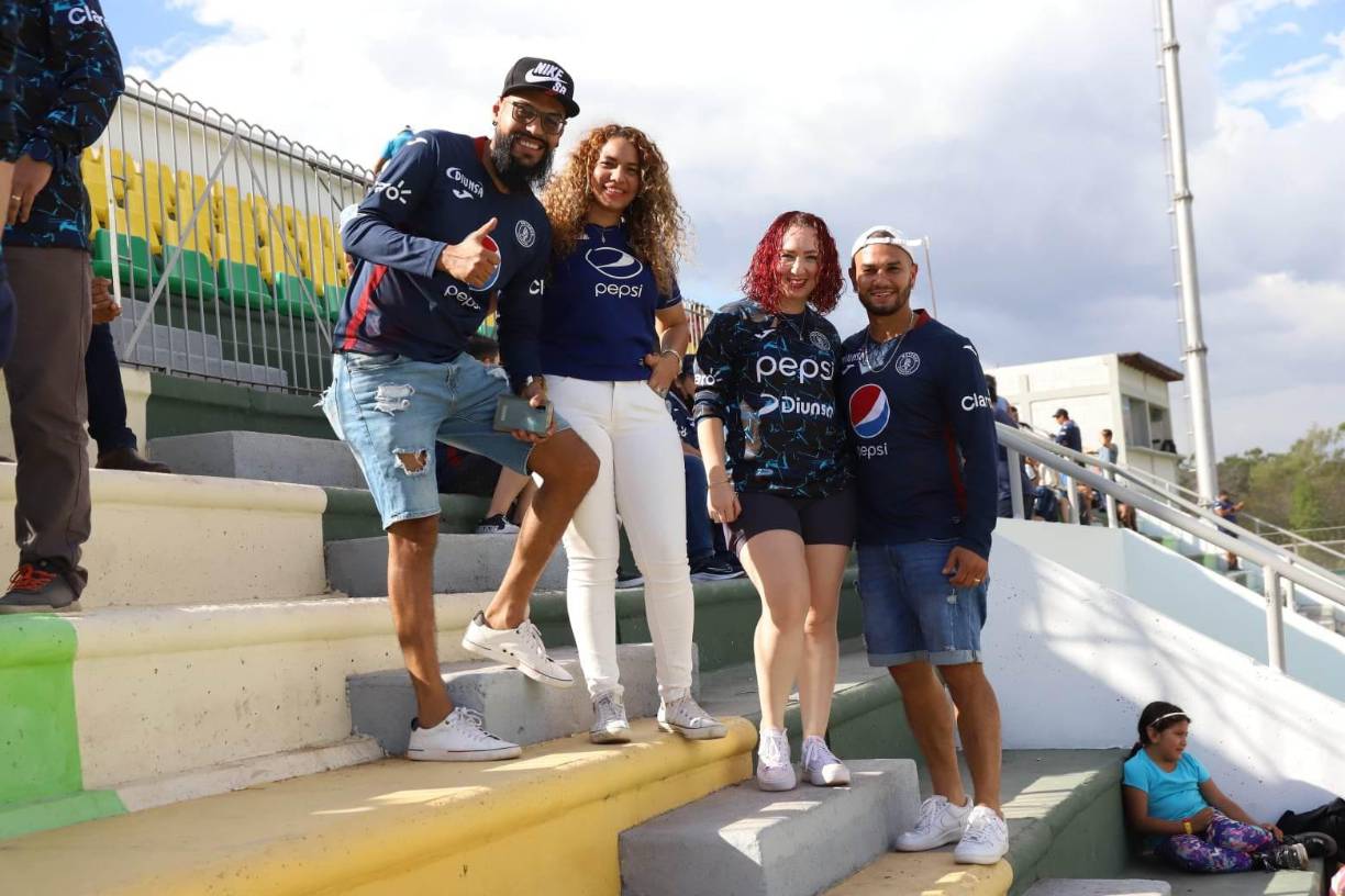 Aficionados del Motagua que llegaron a darle apoyo al azul en el estadio Carlos Miranda de Comayagua. 