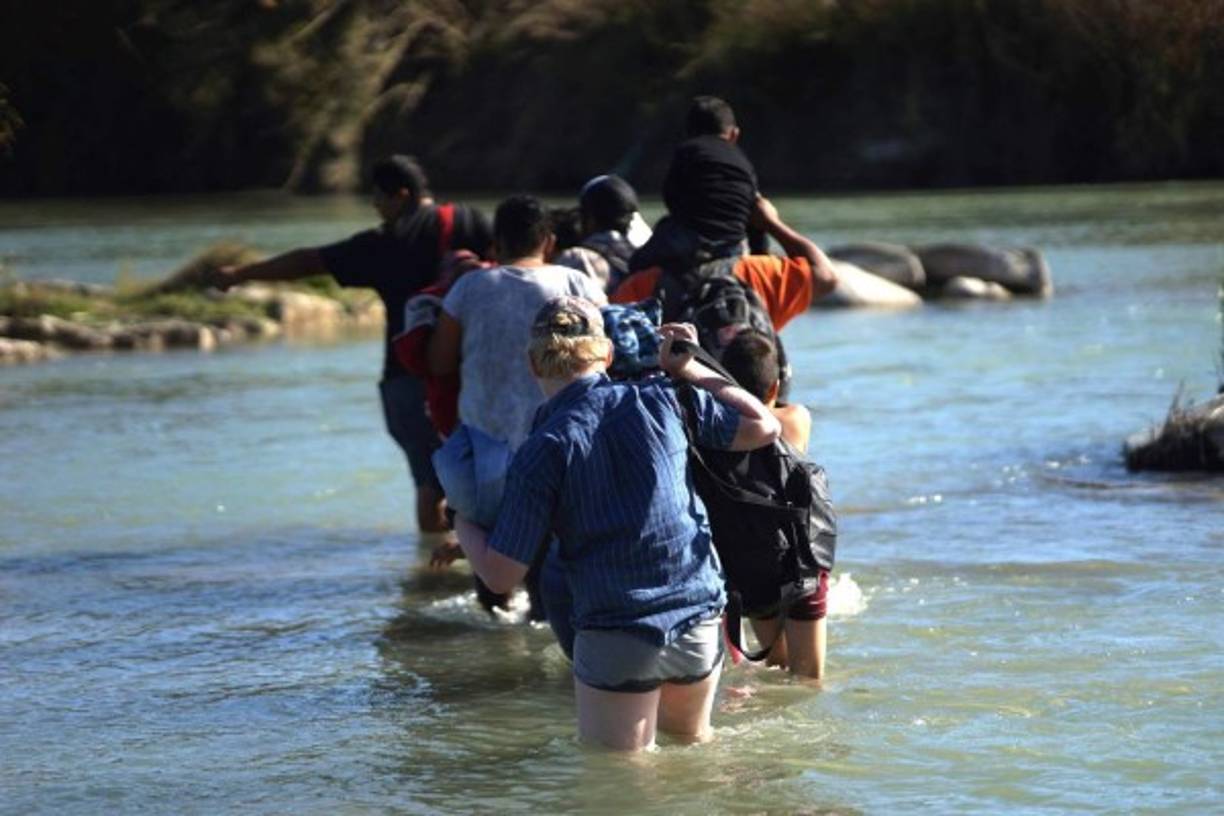 Según medios mexicanos, la estrategia de los migrantes funcionó y agentes fronterizos estadounidenses, con ayuda de un bote, auxiliaron a algunos de los centroamericanos y los detuvieron.