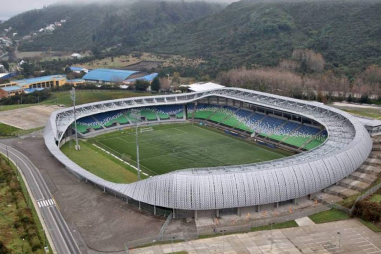 El Estadio Bicentenario de Chinquihue es un estadio de fútbol que se ubica en la ciudad de Puerto Montt, Región de Los Lagos, Chile, que pertenece a la Ilustre Municipalidad de dicha ciudad.