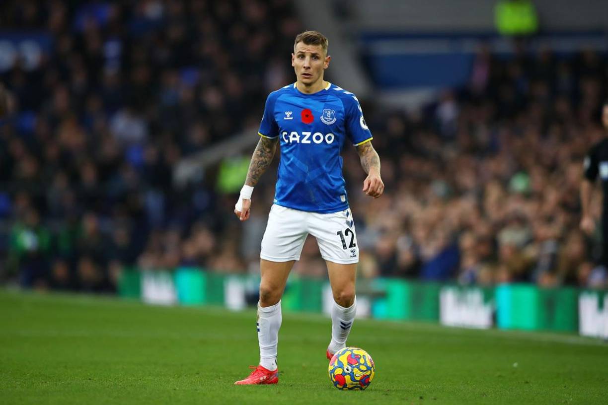 Lucas Digne se encuentra en la lista de deseos del Chelsea de Thomas Tuchel. Según The Sun, el conjunto ‘blue’ tiene más que decidido lanzarse por el lateral izquierdo francés del Everton durante el próximo mercado de invierno.