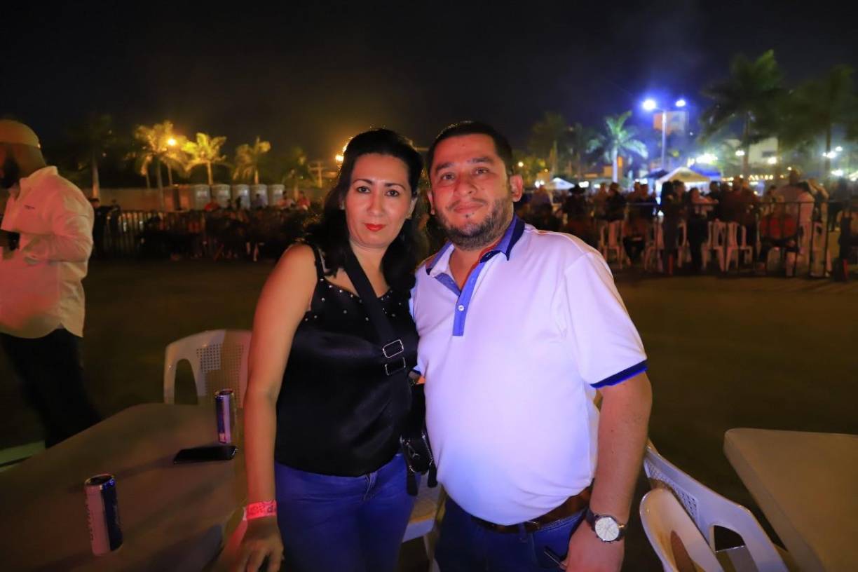 Brenda Midence llegó a celebrar su cumpleaños en compañía de su pareja, Carlos Madrid.