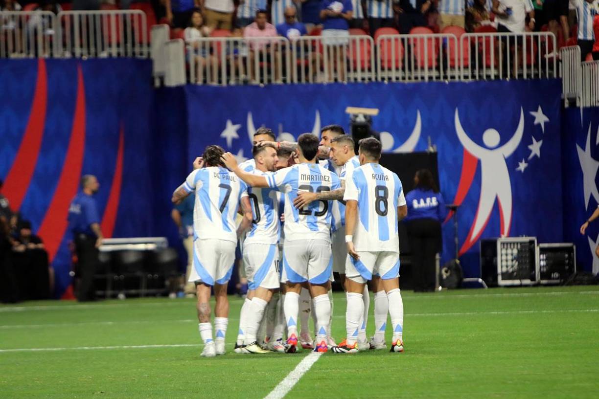 Los jugadores argentinos celebrando el gol de Julián Álvarez, el primero de la Copa América 2024.