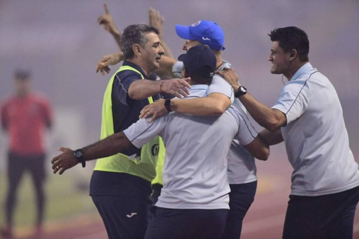 Festejo final. Así celebró Diego Vázquez y su cuerpo técnico tras lograr ganar el clásico al Olimpia.