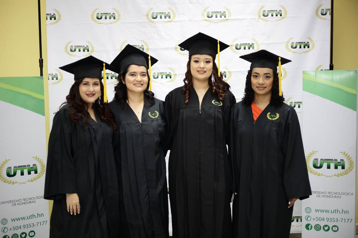 Los alumnos se mostraron felices en todo momento, aprovechando el histórico momento personal para convivir con sus seres queridos que fueron piezas fundamentales en sus logros académicos. En la foto: Belkis Paz, Katherine Pérez, Carol Márquez y Vilma Cálix.