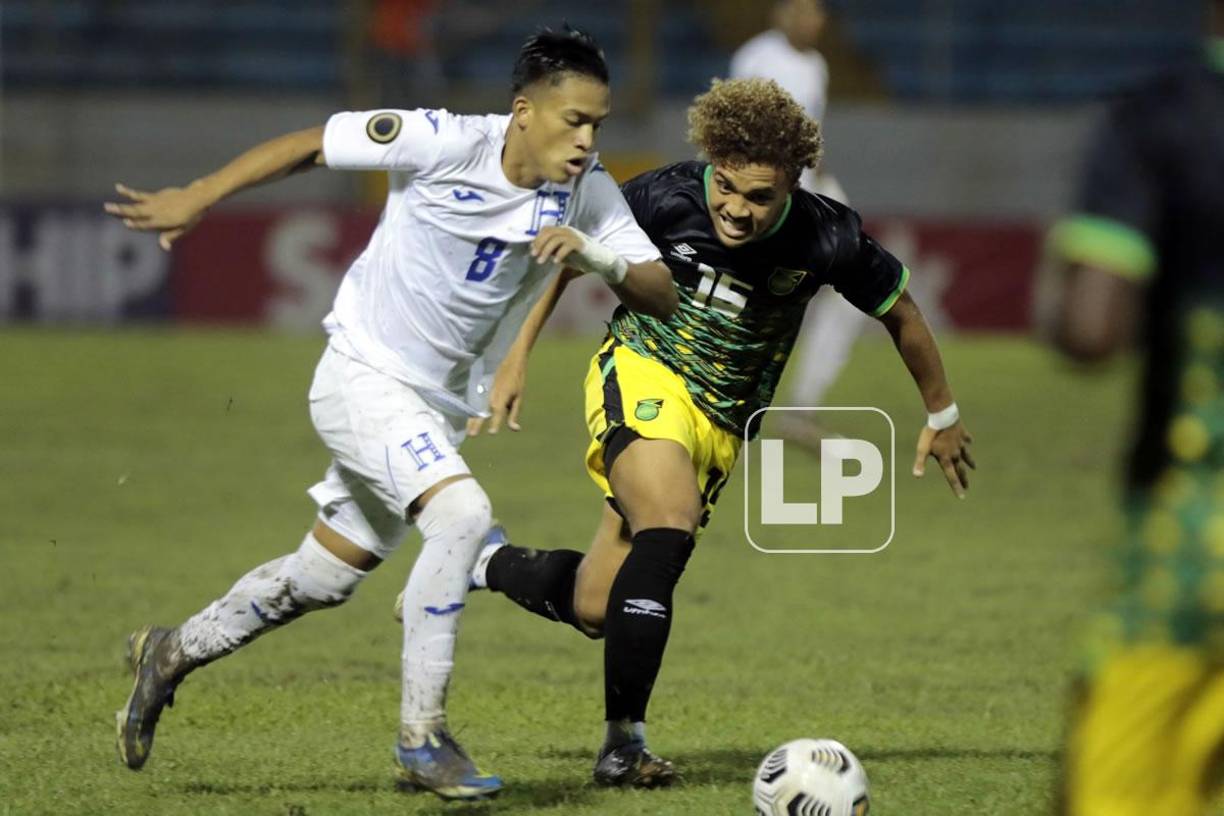 Tomás Sorto manejando el balón ante la marca del jamaicano Kobi Thomas.