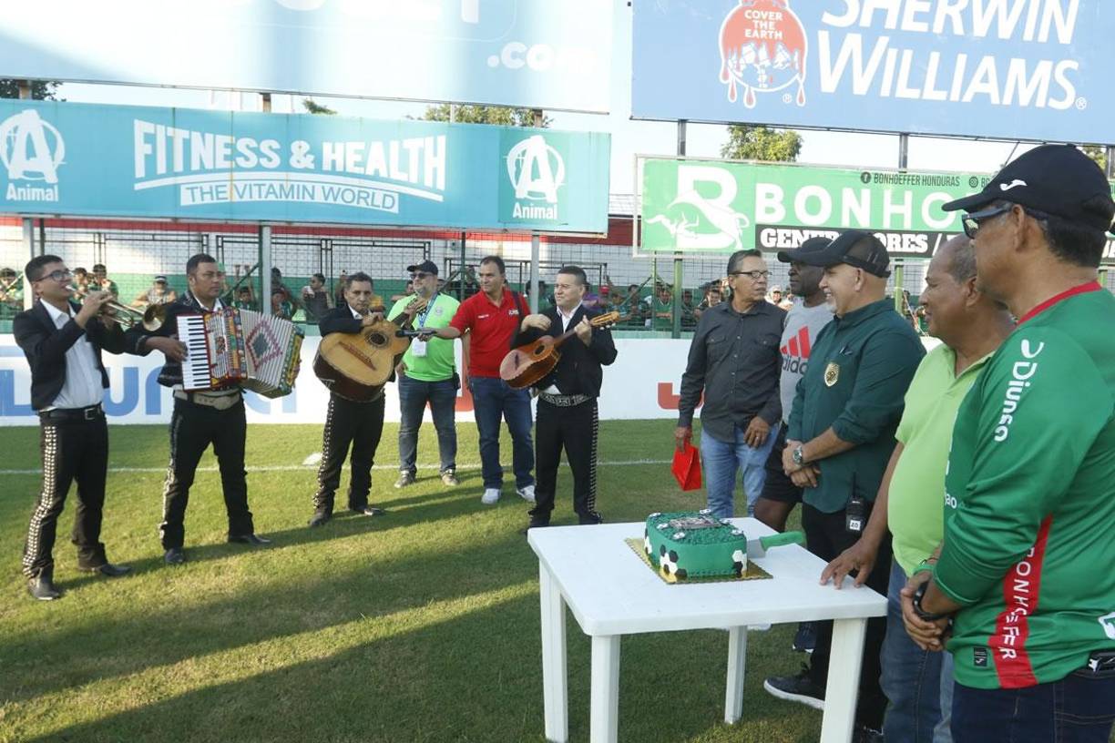Los mariachis se hicieron presente en la cancha del Yankel para el 99 aniversario del Marathón.