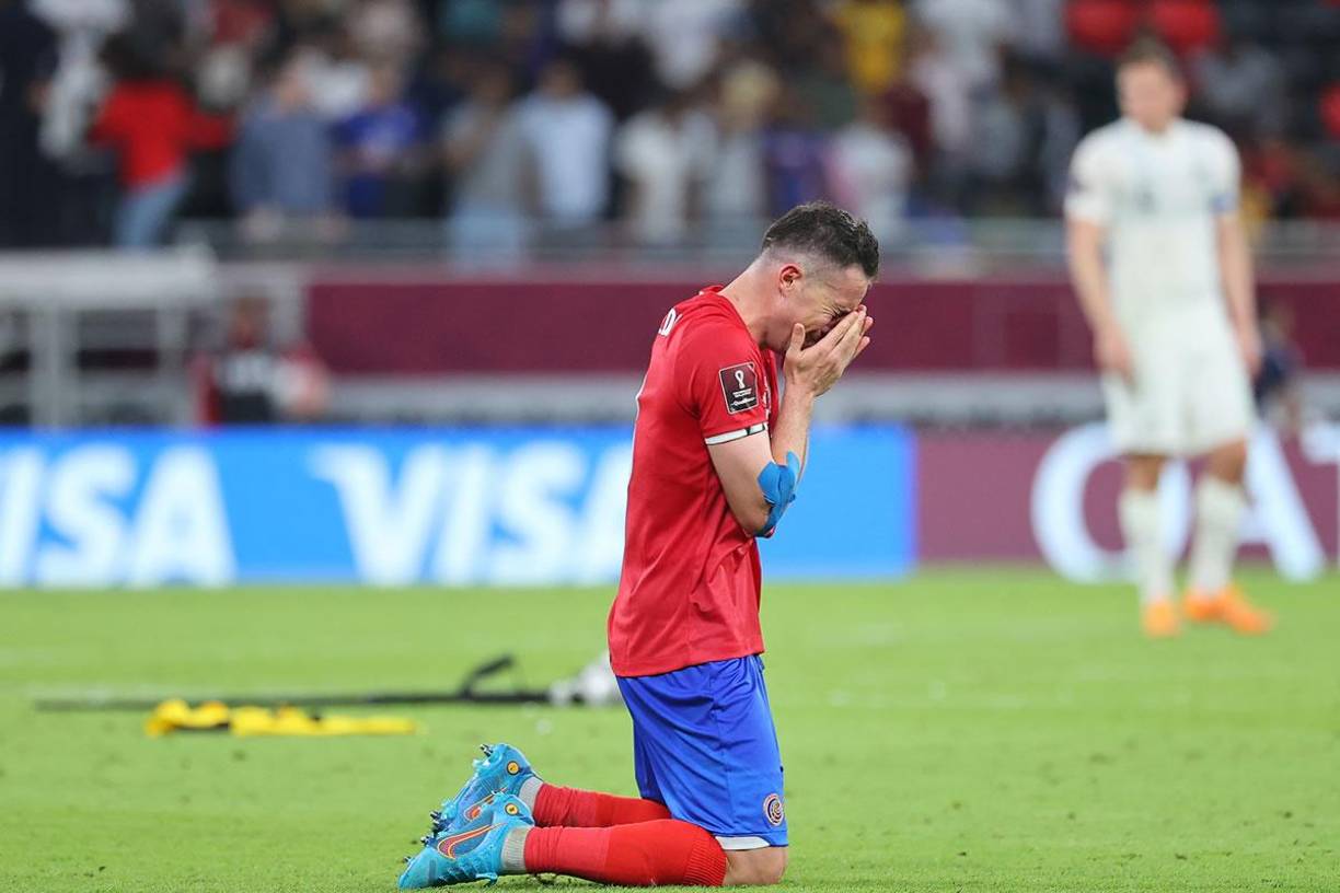 El tico Bryan Oviedo no pudo contener las lágrimas de emoción por clasificar al Mundial de Qatar 2022.