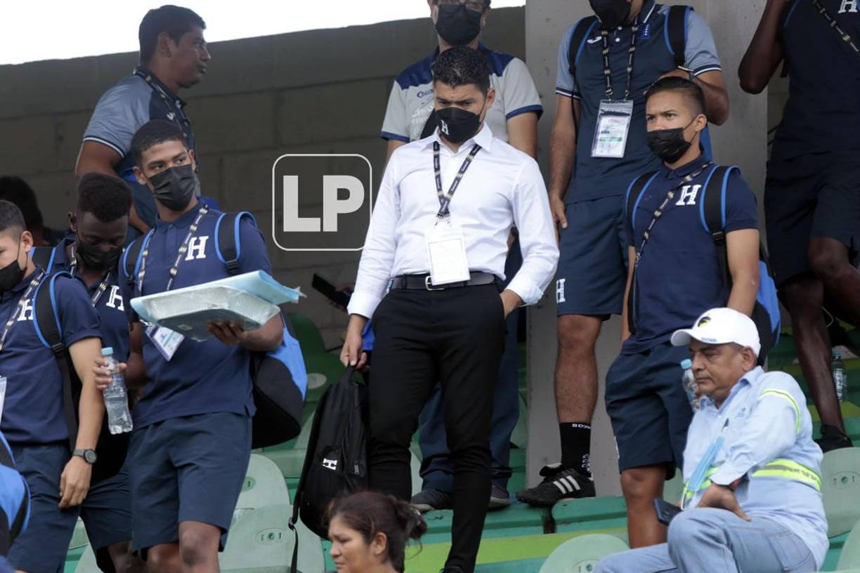 El entrenador de la Sub-20 de Honduras, Luis Alvarado, y sus jugadores llegaron temprano al estadio para observar el primer partido.