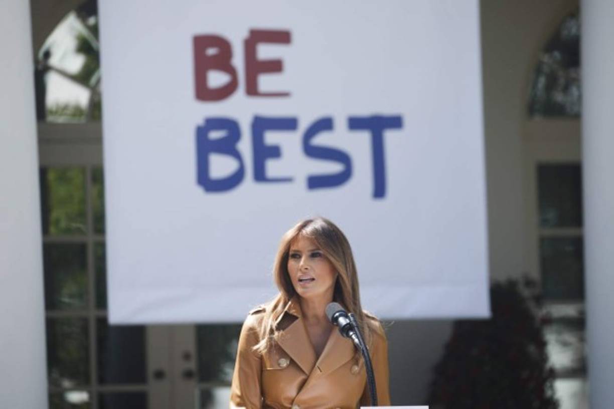 Melania Trump desveló hoy en la Casa Blanca sus tres iniciativas como primera dama de Estados Unidos para mejorar la vida de los niños, centradas en la promoción de una vida sana, la lucha contra el acoso en las redes sociales y el combate al abuso de opioides.