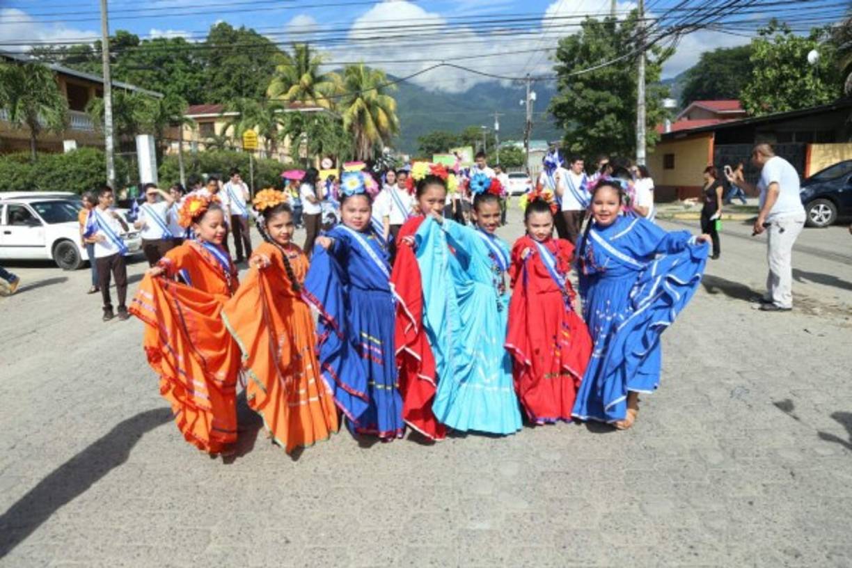 Estas niñas sampedranas lucen con orgullo hermosos vestidos.