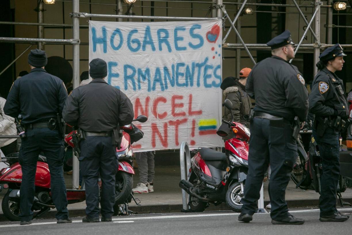 New York (United States), 30/01/2023.- New York City Police officers patrol in front of the Watson Hotel to monitor the movements of migrants who were bussed from the southern border to New York and who have been temporarily staying in the hotel but were denied entry back in since last evening, in New York, New York, USA, 30 January 2023. Some migrants have been bussed to a new shelter in Brooklyn, while others have choosen to stay due to established resources and job opportunities in the hotel's neighborhood. (Estados Unidos, Nueva York) EFE/EPA/SARAH YENESEL